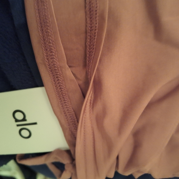 Gorgeous NWT alo brand standout crop tank, size S, mulberry color - Picture 9 of 10